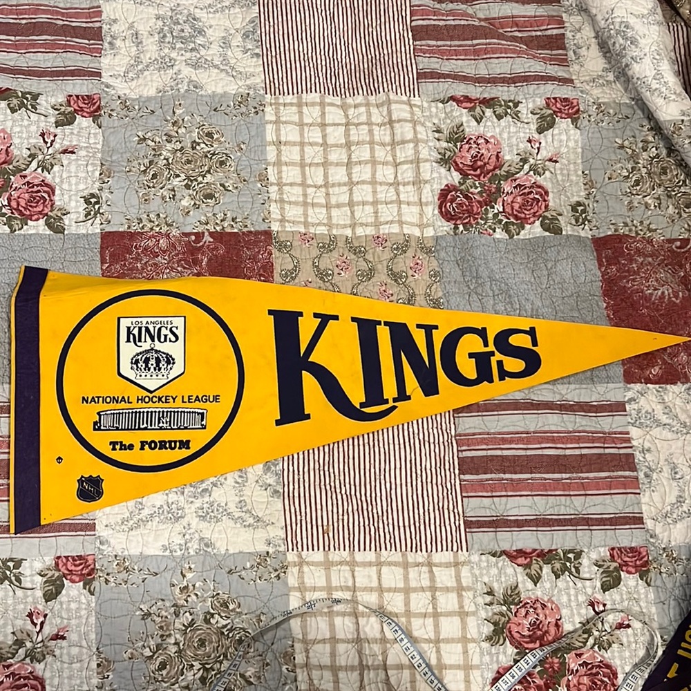1970 Los Angeles NHL KINGS hockey pennant the forum